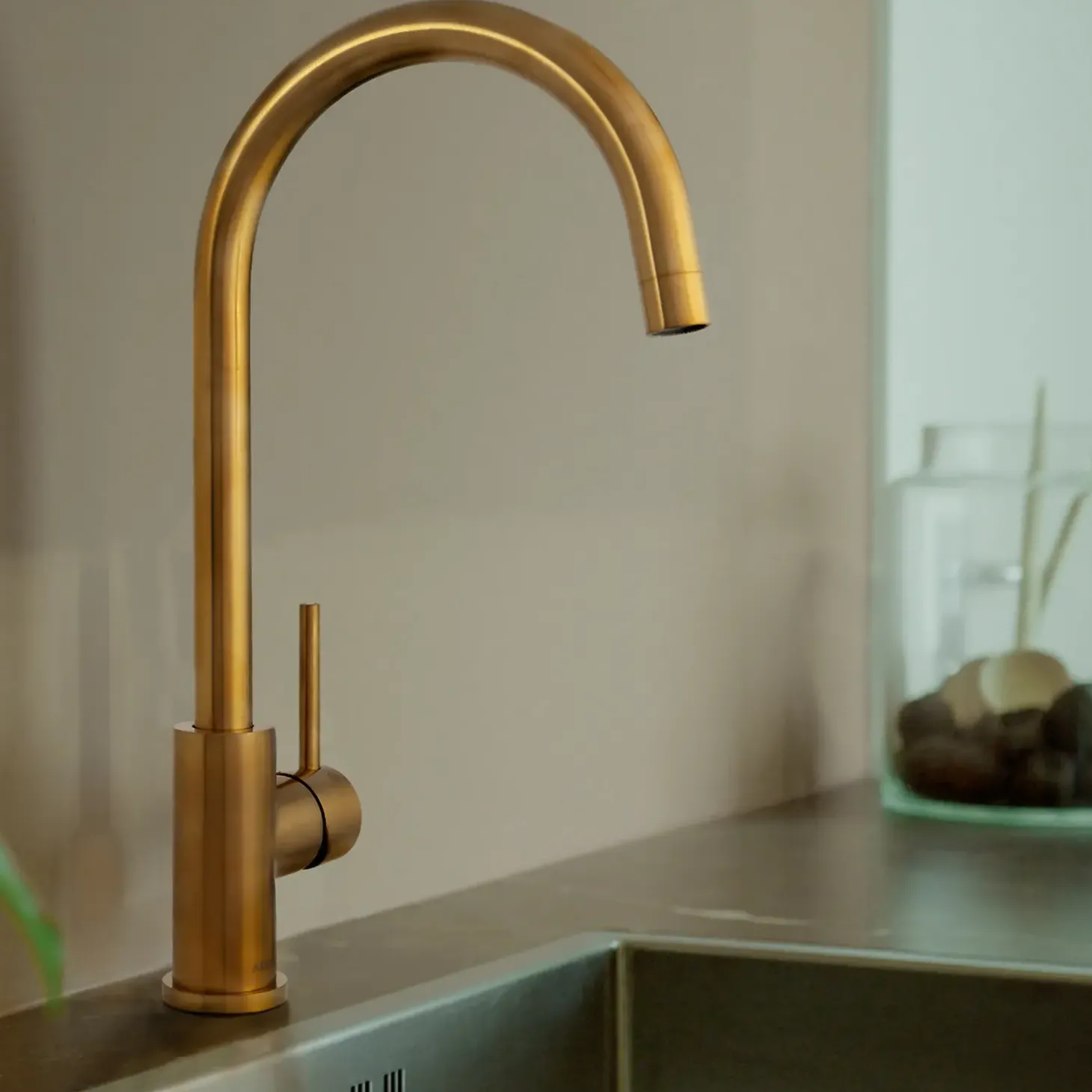 Adora Imperia U-tud køkkenarmatur børstet guld