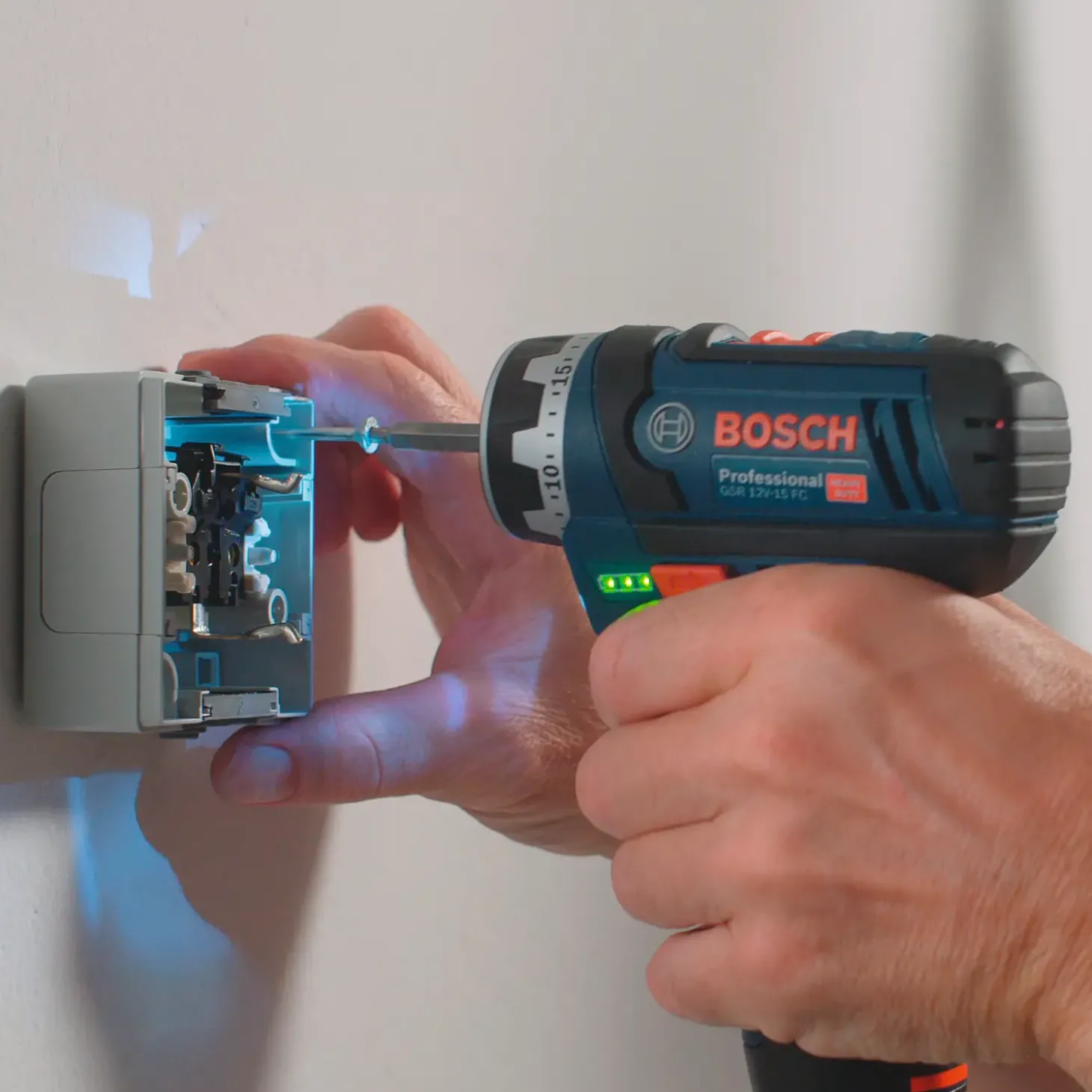 Bosch GSR 12V-15 FC bore/skruemaskine 2x2,0 Ah batteri/lader og L-BOXX