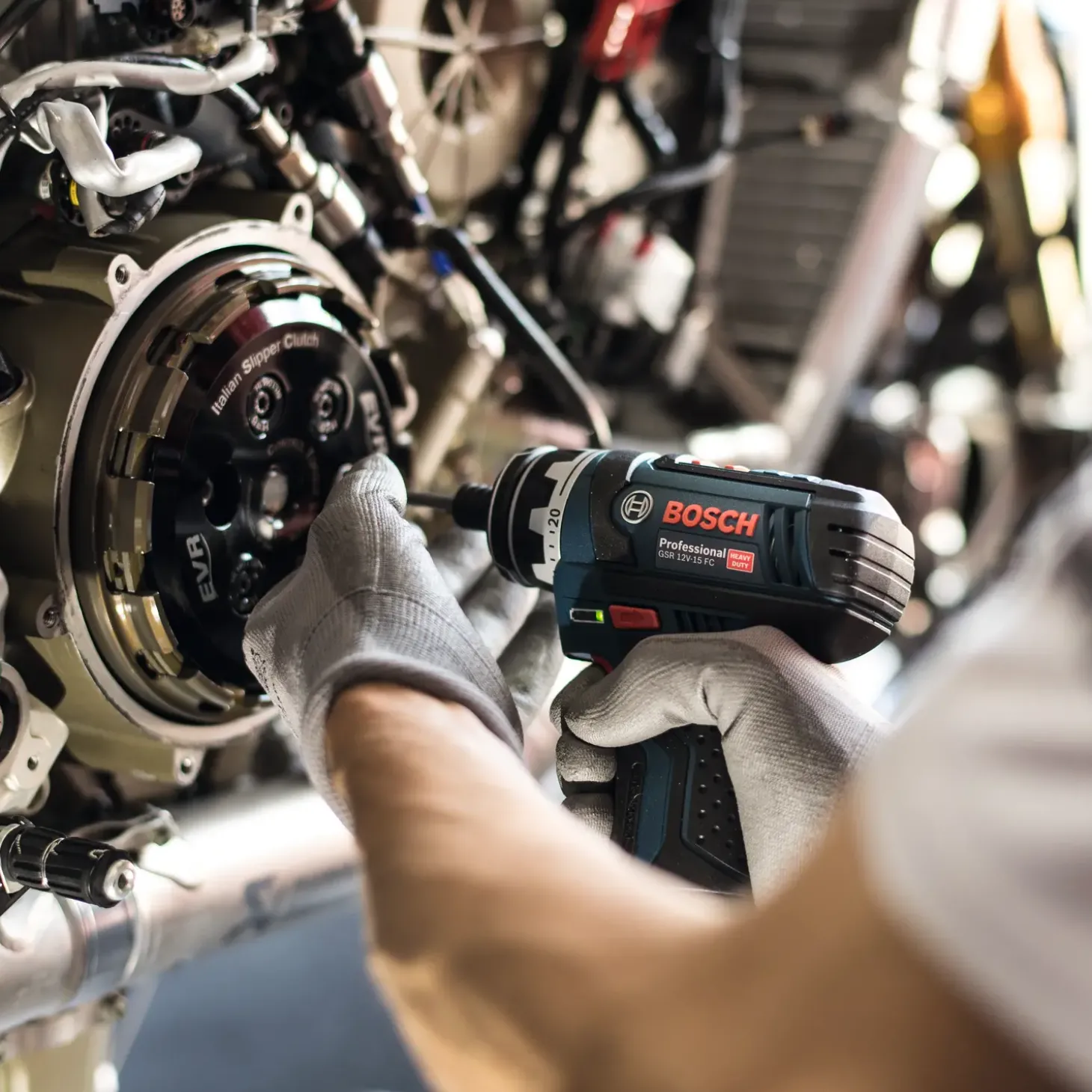 Bosch GSR 12V-15 FC bore/skruemaskine 2x2,0 Ah batteri/lader og L-BOXX