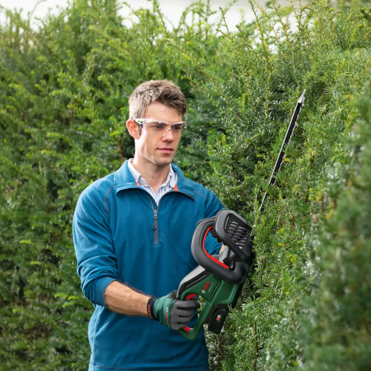 Bosch universal 18V hækkeklipper 55 cm 1x2,5 Ah batteri og lader