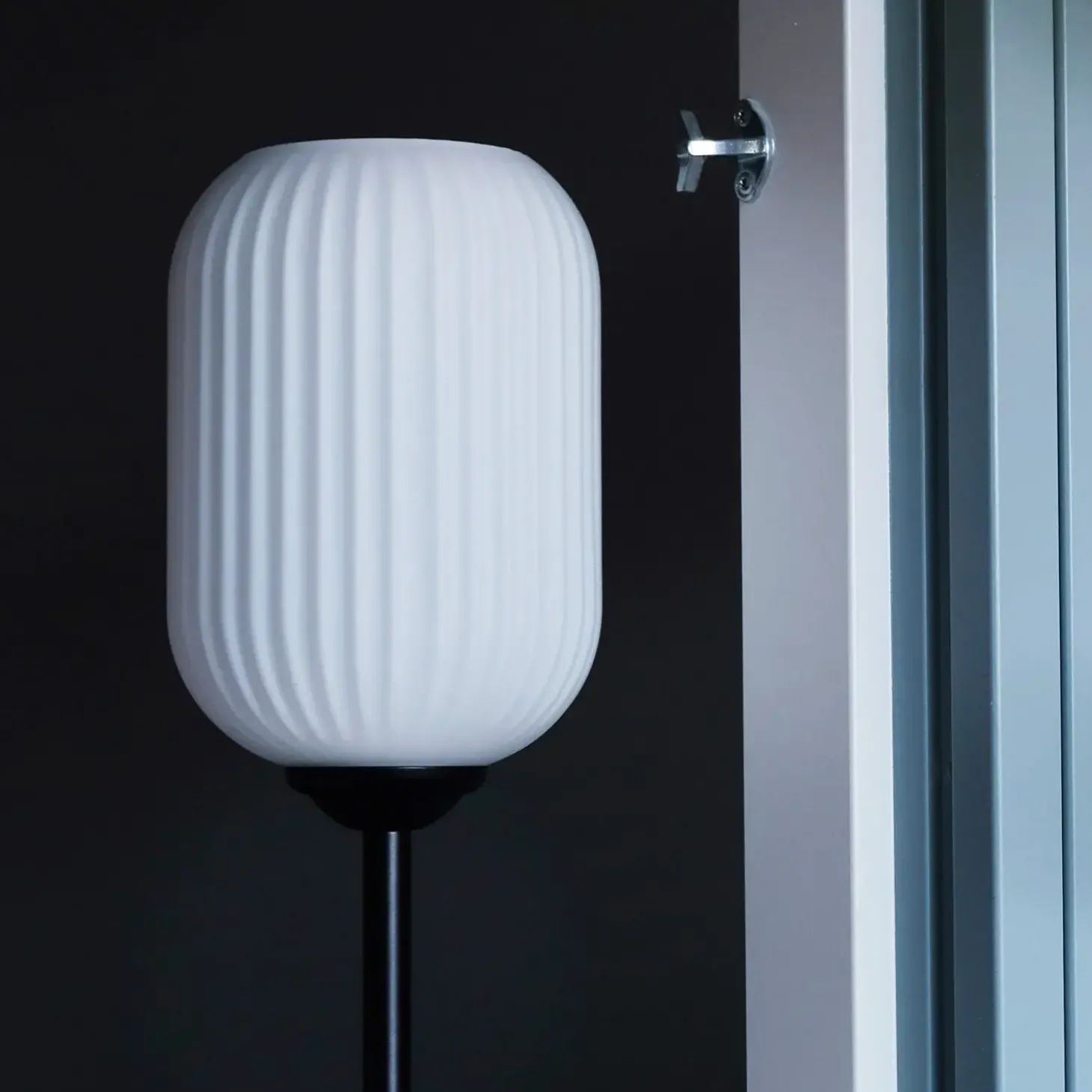 Dyberg Larsen riflet bordlampe E27 opal