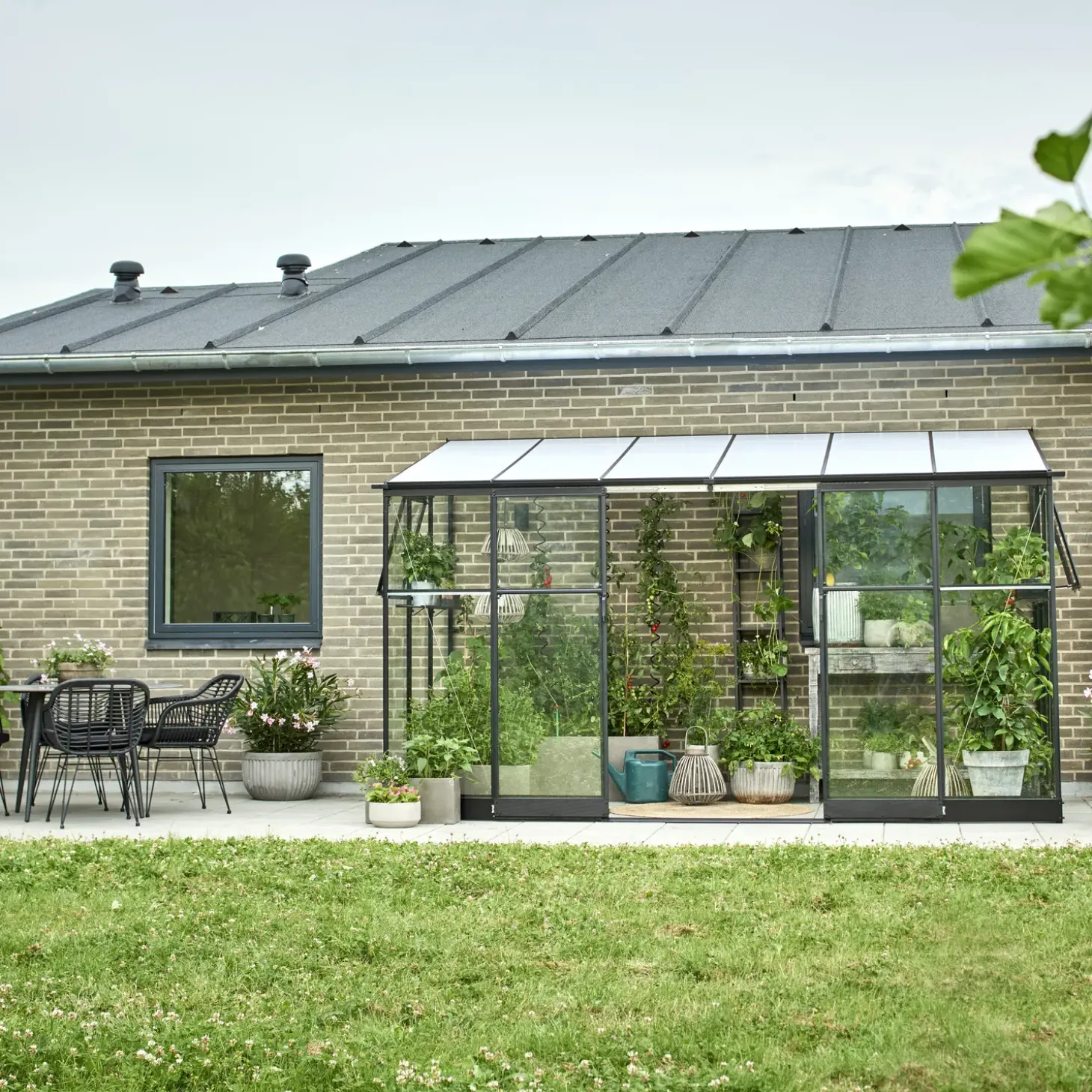 Halls Qube Lean-To 612 vægdrivhus sort med hærdet glas 7,1 m²