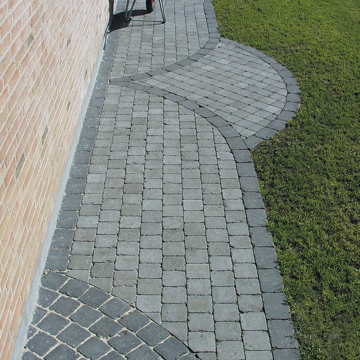 Herregårdssten med rumlet kant Gråmix 14x21x5 cm