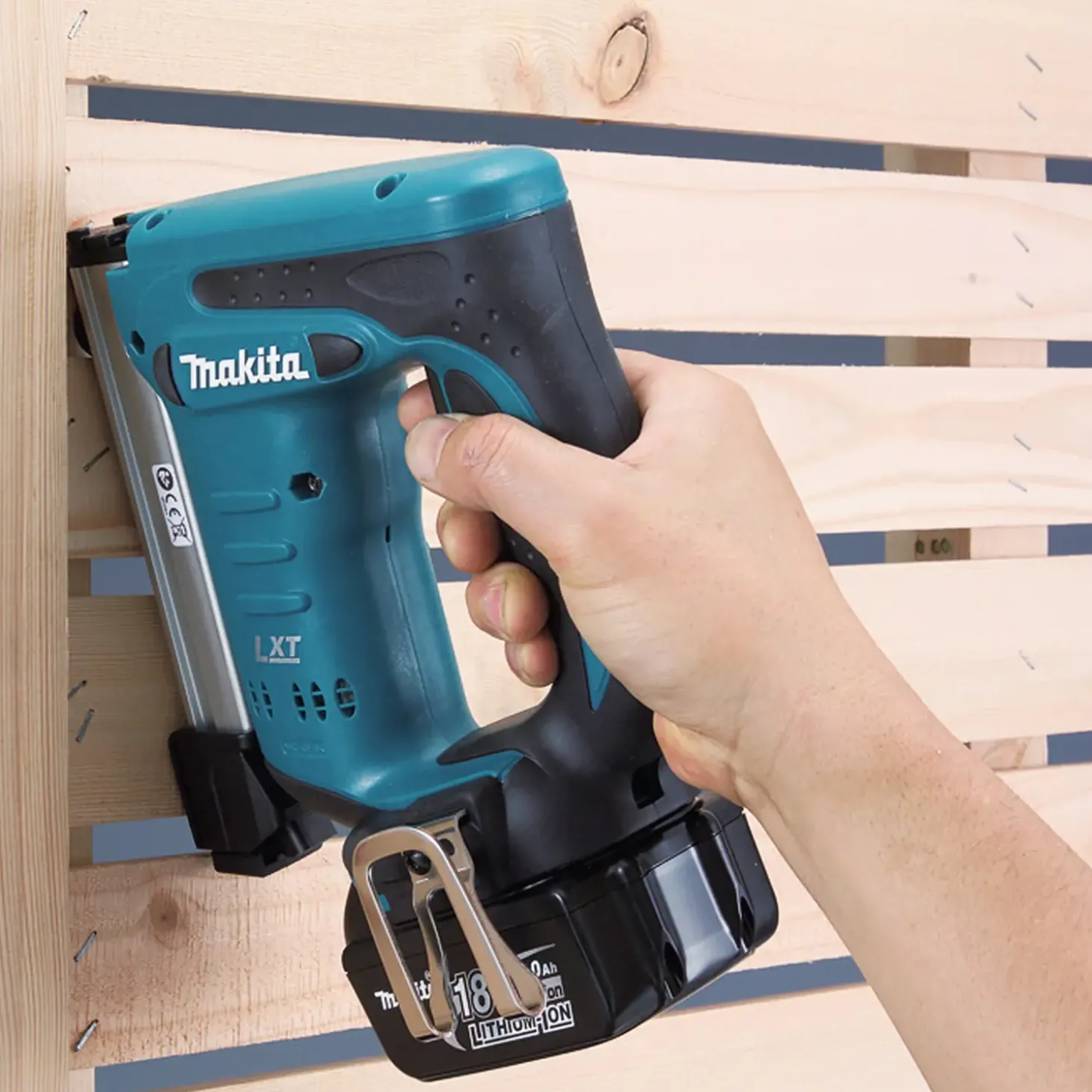 Makita DST221Z hæftemaskine 18V Li-ion solo