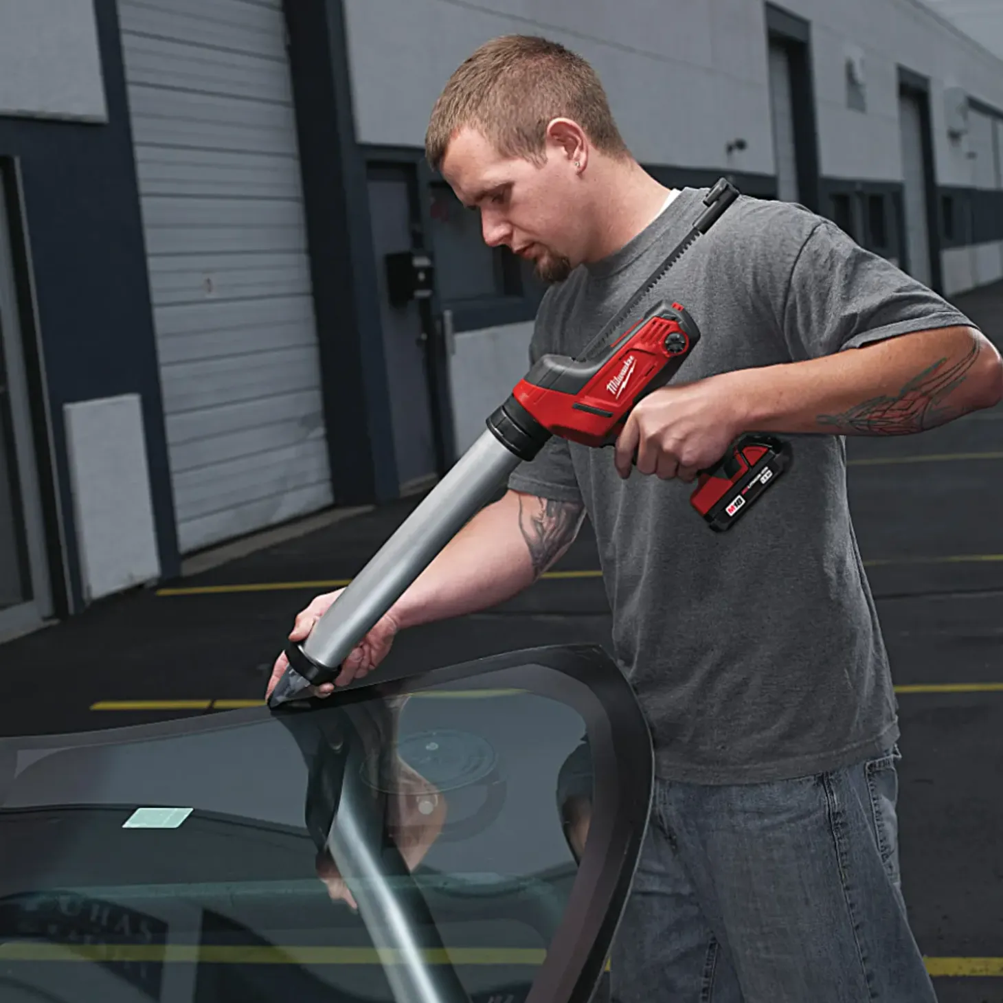 Milwaukee C18 PCG/600 18V fugepistol m/600 ml rør 1 x 2.0 Ah batteri og lader