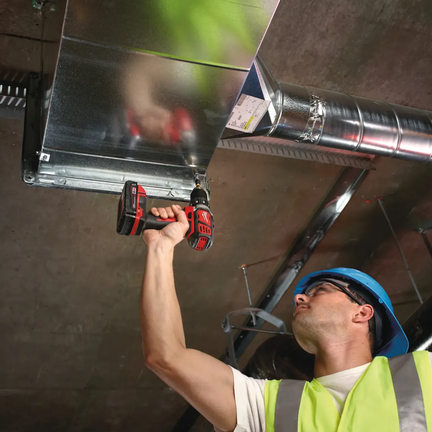 Milwaukee M18 BDD-403C 18V bore-/skruemaskine 3x4.0 Ah batteri og lader