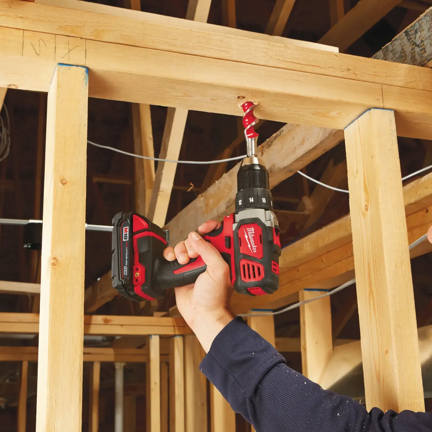 Milwaukee M18 BDD-403C 18V bore-/skruemaskine 3x4.0 Ah batteri og lader