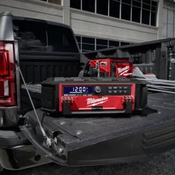 Milwaukee M18 PRCDAB+-0 Packout radio og lader