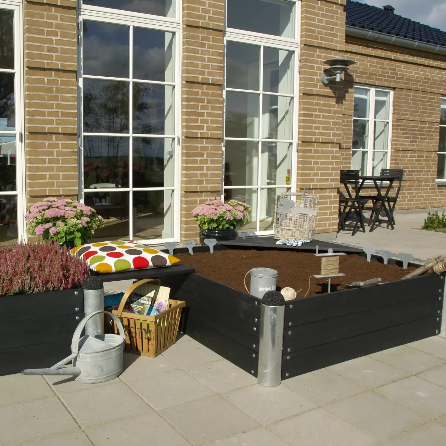 Plus Cubic blomsterkasse med hjul 46x50x45cm sort