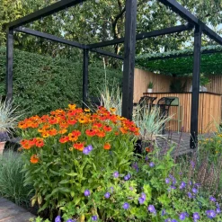 Plus Cubic hjørnebeslag t/stolpe dobbelt sort