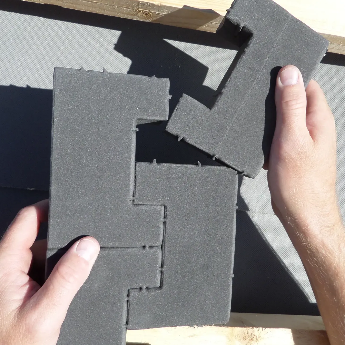 Roof It undertagsstrammer PE grafitgrå ark af 34 klodser