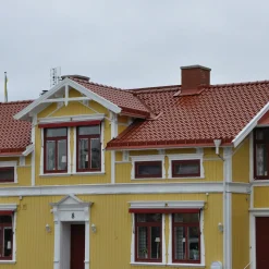 RT857 Laumans vingefalstagsten, okkerbrun glaseret