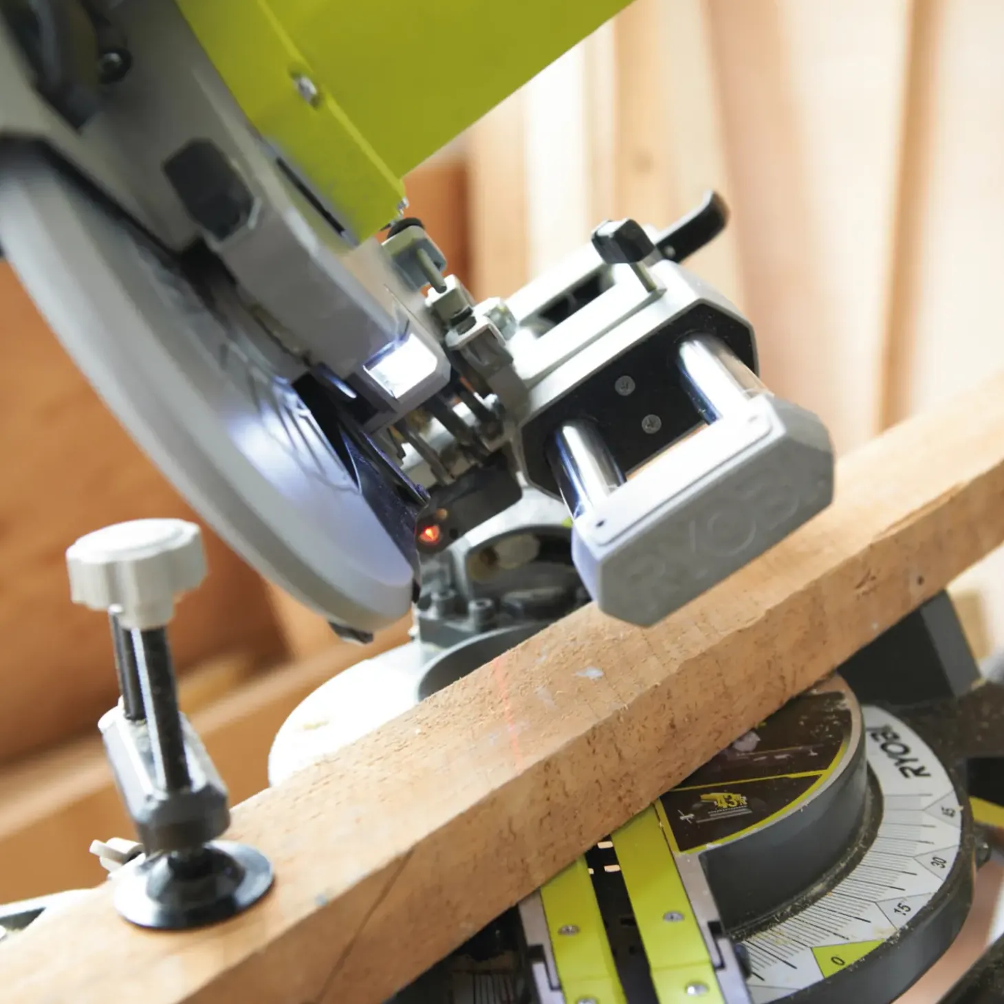 Ryobi EMS216L kap-/geringssav 1500W