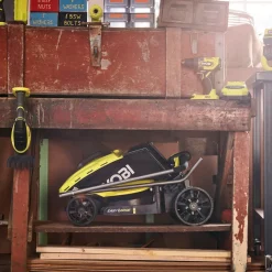 Ryobi kombisæt 18V ONE+ plæneklipper/græstrimmer 4,0Ah batteri og lader