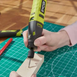 Ryobi RRT4-120GA15 4V USB multiværktøj, med 15 tilbehørsdele