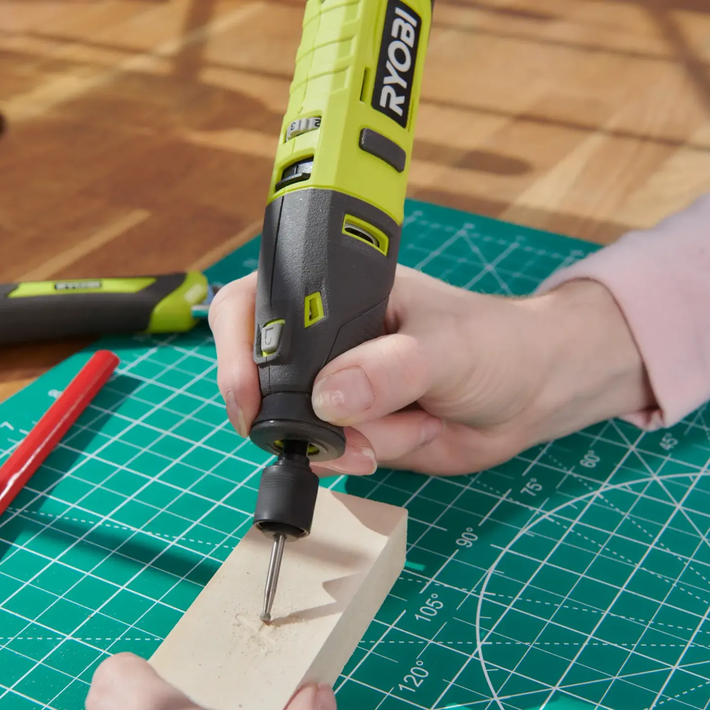 Ryobi RRT4-120GA15 4V USB multiværktøj, med 15 tilbehørsdele