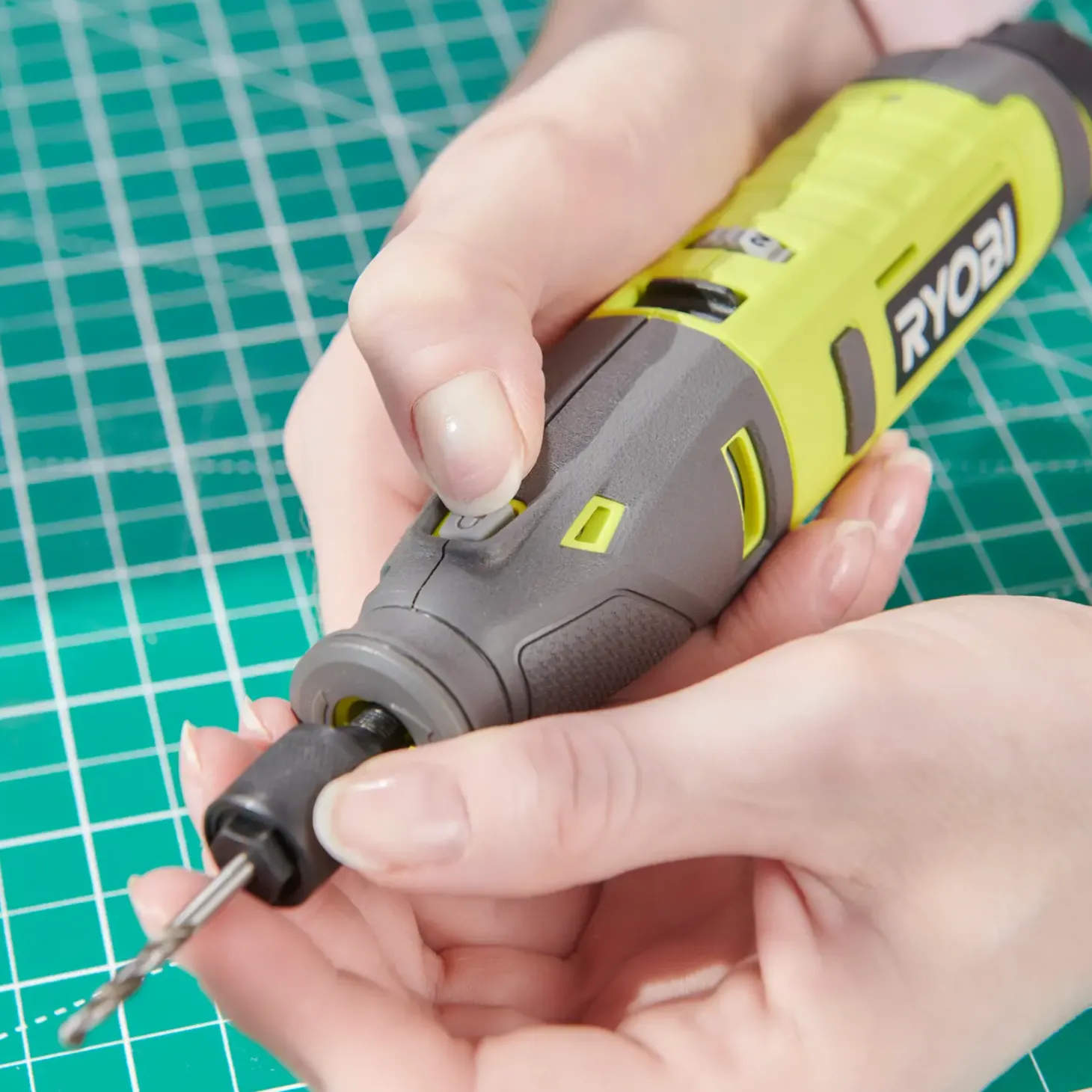 Ryobi RRT4-120GA15 4V USB multiværktøj, med 15 tilbehørsdele