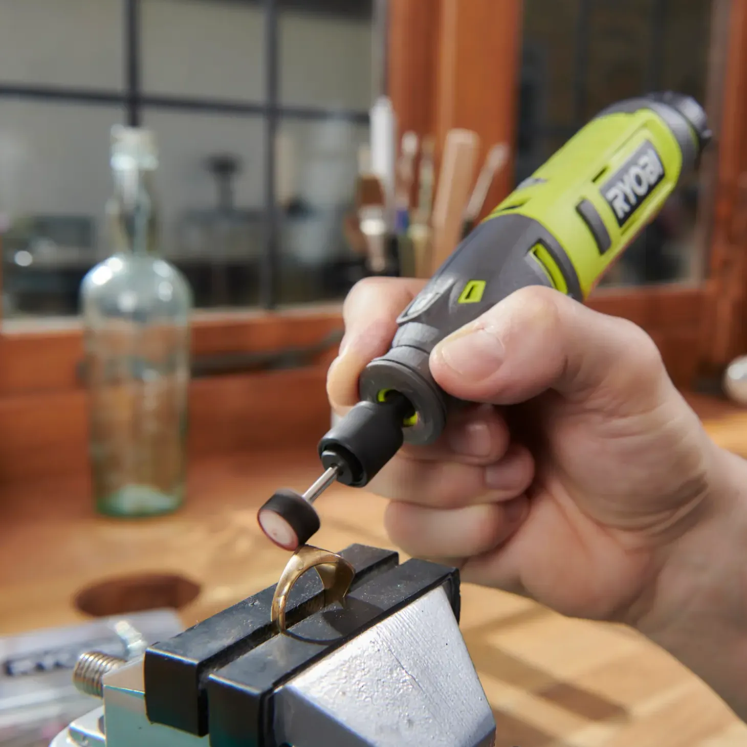 Ryobi RRT4-120GA15 4V USB multiværktøj, med 15 tilbehørsdele