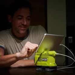 Ryobi RY18BI150B 2-i-1 inverter og oplader 18V ONE+