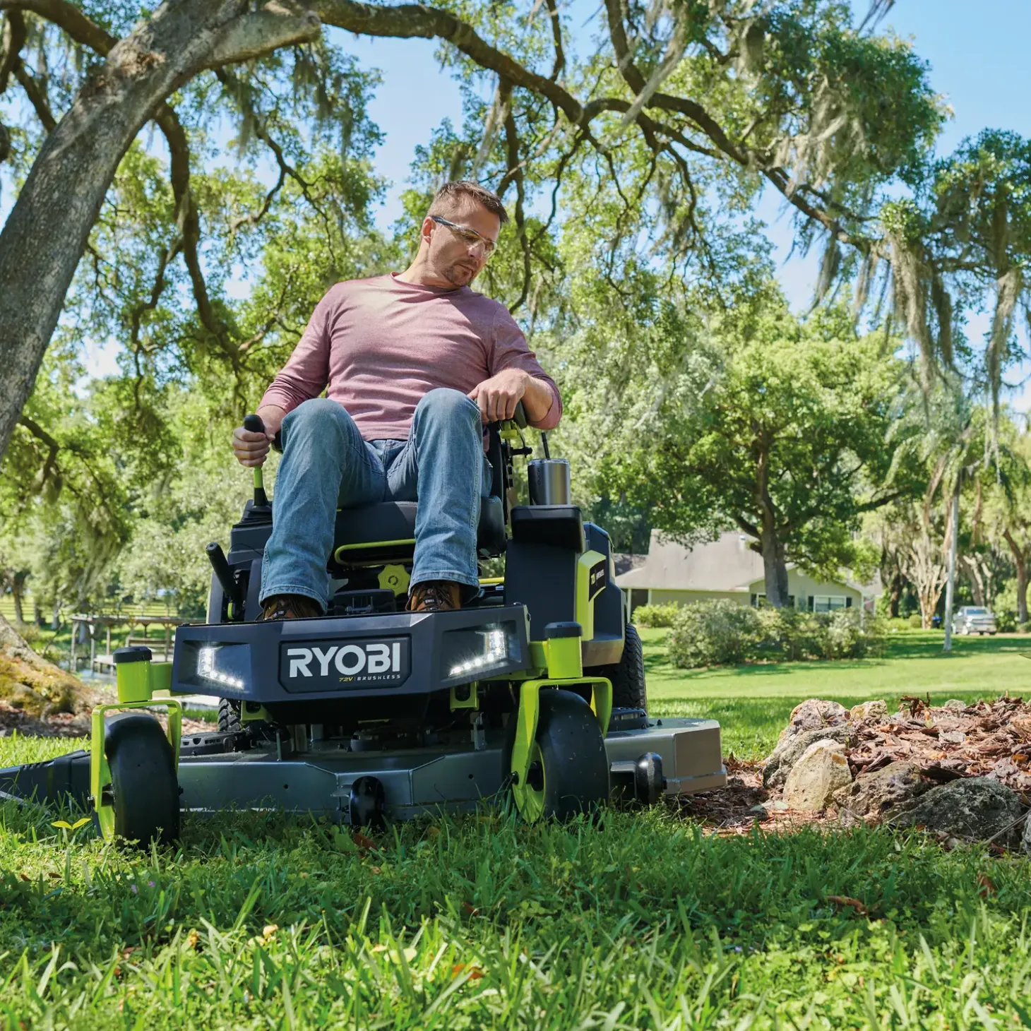 Ryobi RY72ZTRX107-210 72V 137 cm zero turn plæneklipper 3x10 Ah batt.