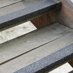 Skridsikker trappe kant grov 70x30x600 mm sort