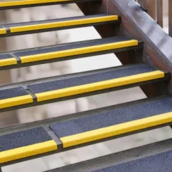 Skridsikker trappetrin grp medium  230x30x600 mm sort med gul kant