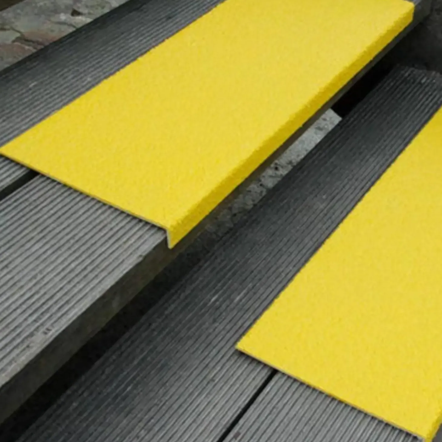 Skridsikker trappetrin grp medium 230x30x600 mm gul