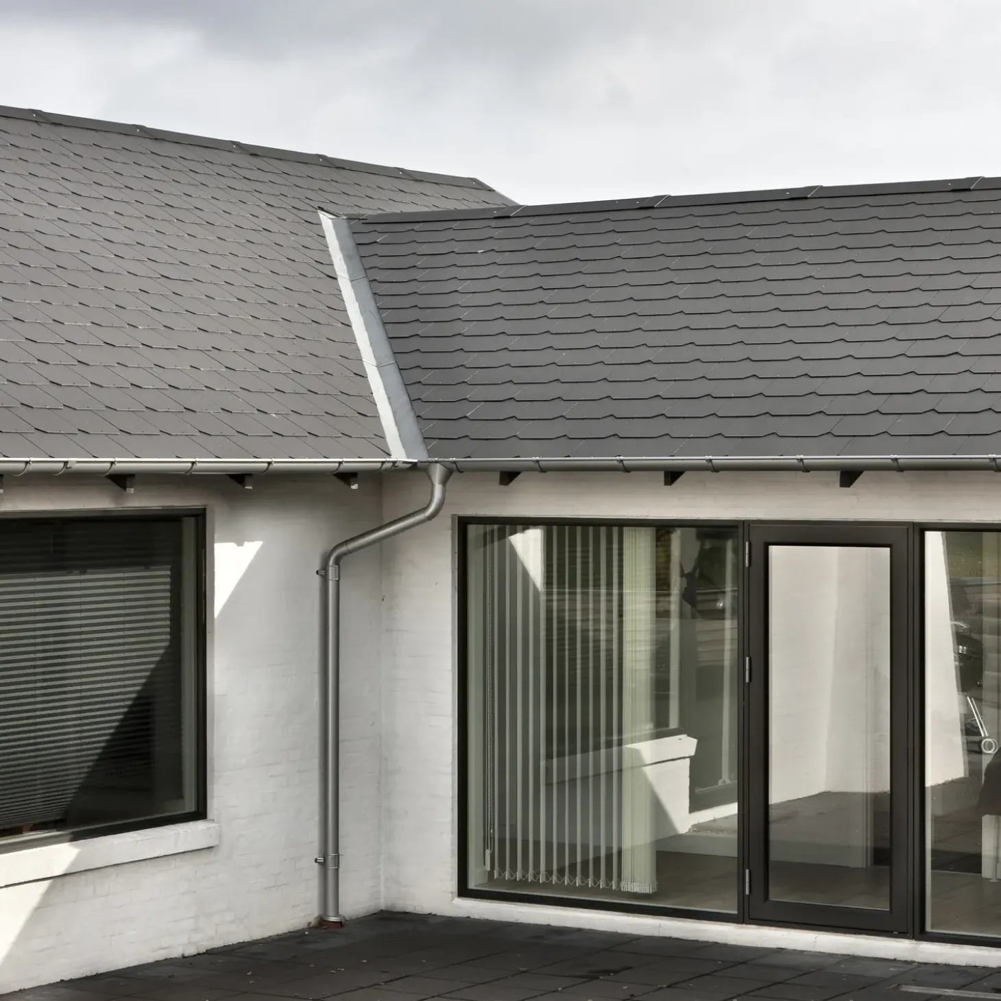 Swisspearl skifer afstudsede hj. 300 x 600 mm sortblå